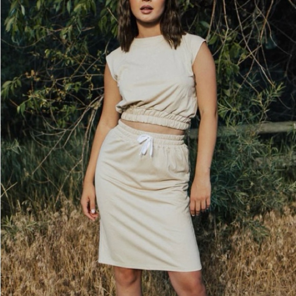 ARMONIE SLEEVELESS TOP &
SKIRT SET large